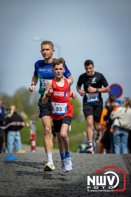 Volle terrassen, bruisende kleedjesmarkt en sportieve Wallenloop: Elburg leeft tijdens koningsdag! - &copy; NWVFoto.nl